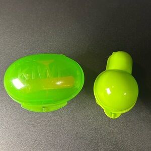 Lot of 2 To Go Food Containers Kiwi w/ Spoon & Egg w/ Salt Shaker‎